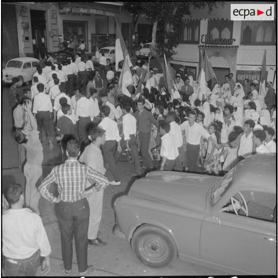 La population algérienne fête l'indépendance de l'Algérie dans les rues d'Alger.