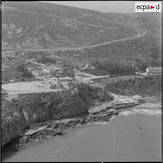 Vue aérienne d'un poste de contrôle le long de la frontière marocaine dans la région de Tlemcen.