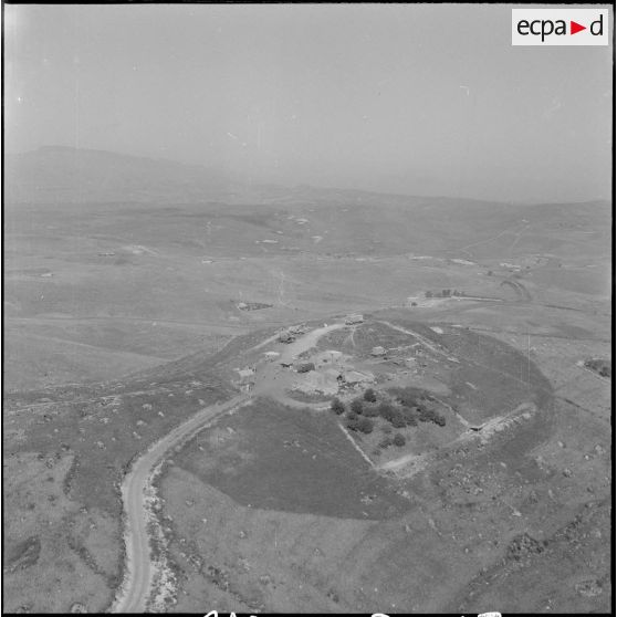 Vue aérienne d'un poste de contrôle le long de la frontière marocaine dans la région de Tlemcen.