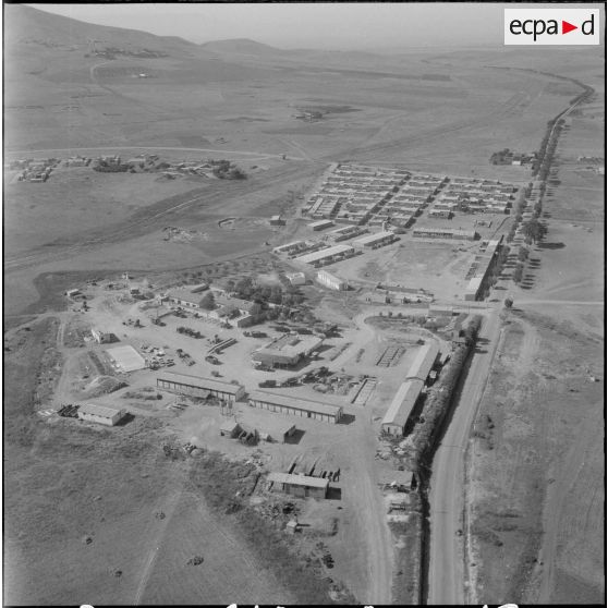 Vue aérienne d'un poste de contrôle le long de la frontière marocaine dans la région de Tlemcen.