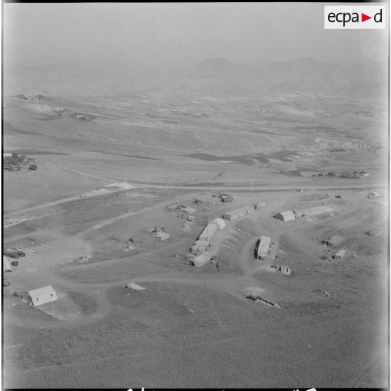 Vue aérienne d'un poste de contrôle le long de la frontière marocaine dans la région de Tlemcen.