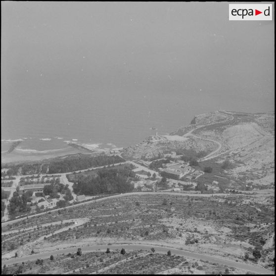 Vue aérienne d'un poste de contrôle le long de la frontière marocaine dans la région de Tlemcen.