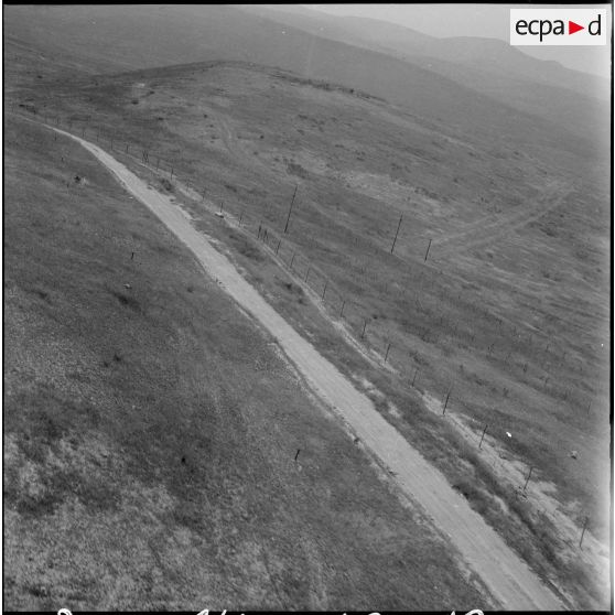 Vue aérienne d'un barrage électrifié le long de la frontière marocaine dans la région de Tlemcen.
