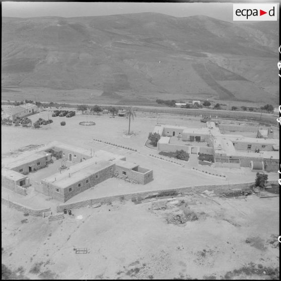 Vue aérienne d'un poste de contrôle le long de la frontière marocaine dans la région de Tlemcen.