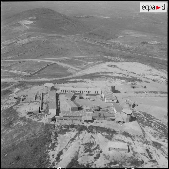 Vue aérienne d'un poste de contrôle le long de la frontière marocaine dans la région de Tlemcen.