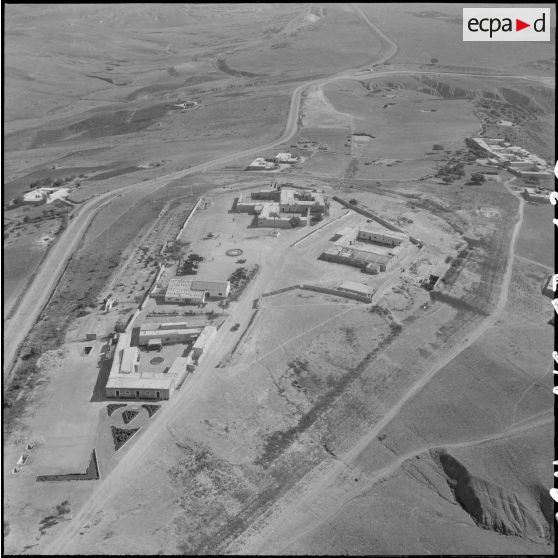Vue aérienne d'un poste de contrôle le long de la frontière marocaine dans la région de Tlemcen.