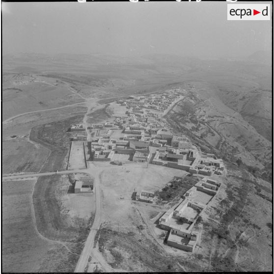 Vue aérienne d'un poste de contrôle le long de la frontière marocaine dans la région de Tlemcen.