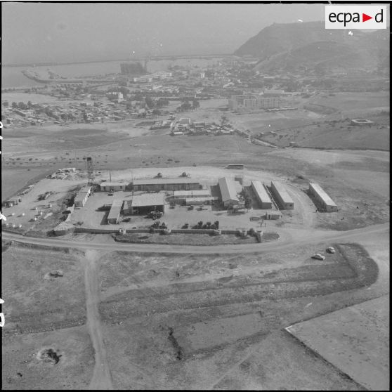 Vue aérienne d'un poste de contrôle le long de la frontière marocaine dans la région de Tlemcen.