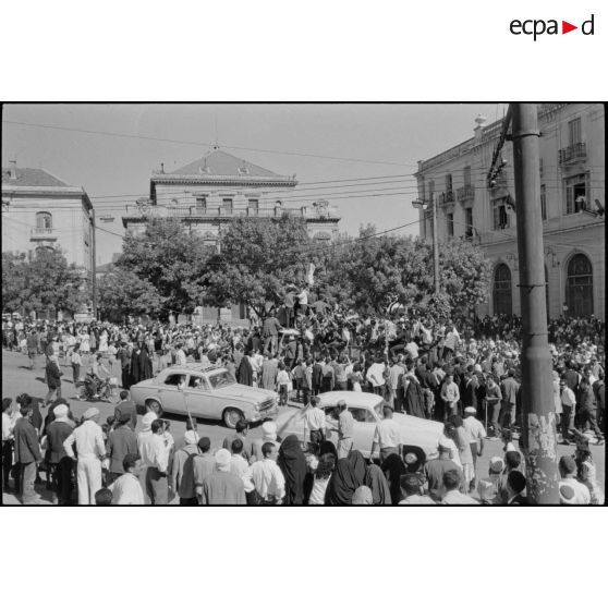 Manifestations devant le bureau de poste de Constantine à l'occasion de la proclamation d'indépendance de l'Algérie le 3 juillet 1962.