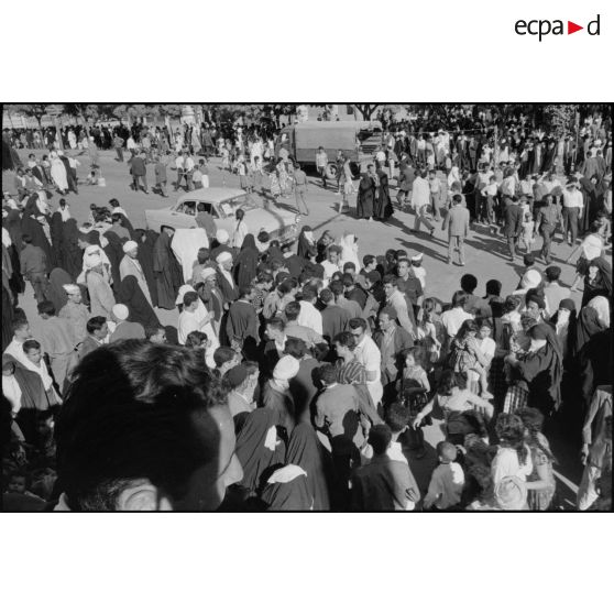 Manifestations devant le bureau de poste de Constantine à l'occasion de la proclamation d'indépendance de l'Algérie le 3 juillet 1962.