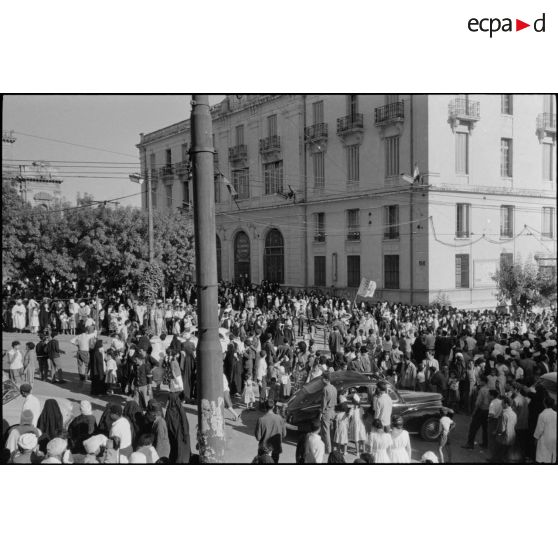 Manifestations devant le bureau de poste de Constantine à l'occasion de la proclamation d'indépendance de l'Algérie le 3 juillet 1962.