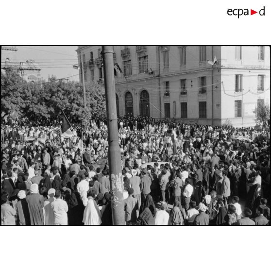 Manifestations devant le bureau de poste de Constantine à l'occasion de la proclamation d'indépendance de l'Algérie le 3 juillet 1962.