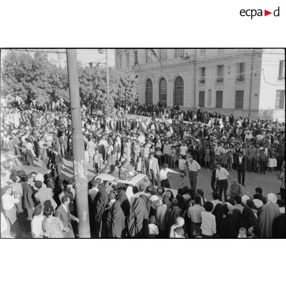 Manifestations devant le bureau de poste de Constantine à l'occasion de la proclamation d'indépendance de l'Algérie le 3 juillet 1962.