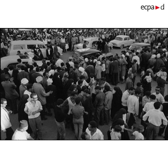 Manifestations devant le bureau de poste de Constantine à l'occasion de la proclamation d'indépendance de l'Algérie le 3 juillet 1962.