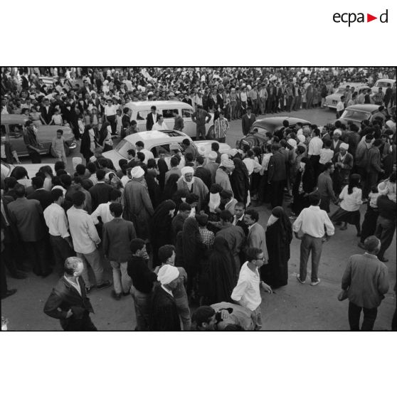 Manifestations devant le bureau de poste de Constantine à l'occasion de la proclamation d'indépendance de l'Algérie le 3 juillet 1962.
