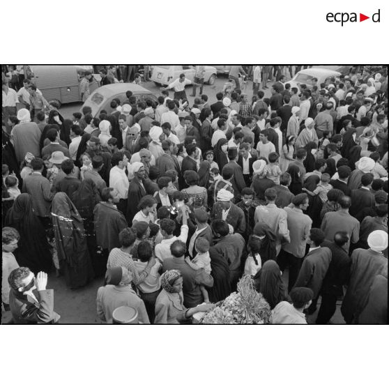 Manifestations devant le bureau de poste de Constantine à l'occasion de la proclamation d'indépendance de l'Algérie le 3 juillet 1962.