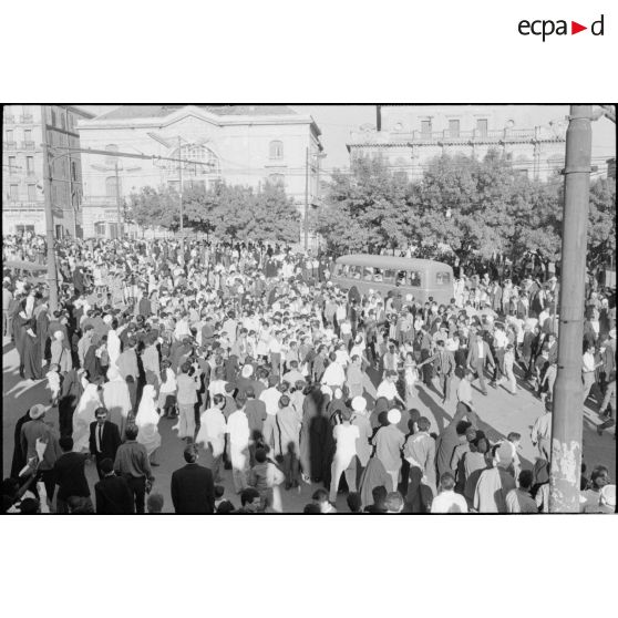 Manifestations devant le bureau de poste de Constantine à l'occasion de la proclamation d'indépendance de l'Algérie le 3 juillet 1962.
