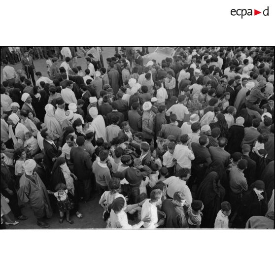 Manifestations devant le bureau de poste de Constantine à l'occasion de la proclamation d'indépendance de l'Algérie le 3 juillet 1962.