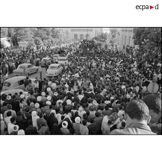 Manifestations devant le bureau de poste de Constantine à l'occasion de la proclamation d'indépendance de l'Algérie le 3 juillet 1962.