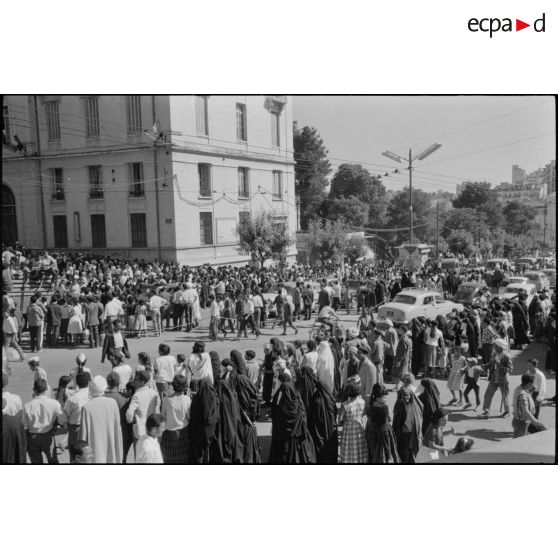 Manifestations devant le bureau de poste de Constantine à l'occasion de la proclamation d'indépendance de l'Algérie le 3 juillet 1962.