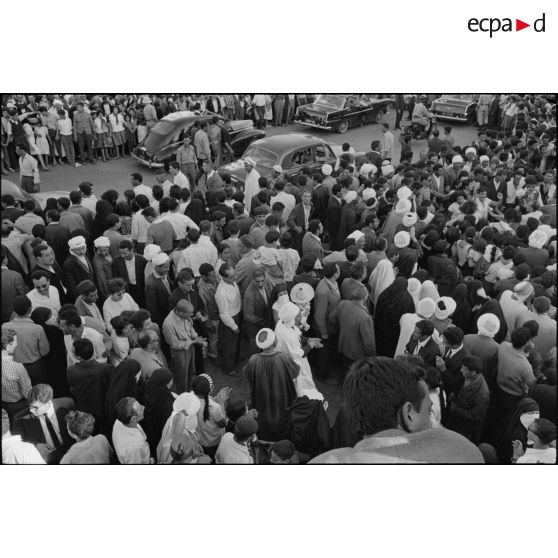 Manifestations devant le bureau de poste de Constantine à l'occasion de la proclamation d'indépendance de l'Algérie le 3 juillet 1962.