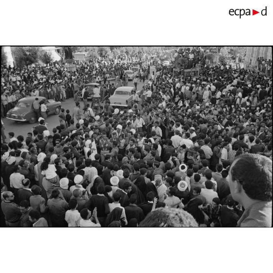 Manifestations devant le bureau de poste de Constantine à l'occasion de la proclamation d'indépendance de l'Algérie le 3 juillet 1962.