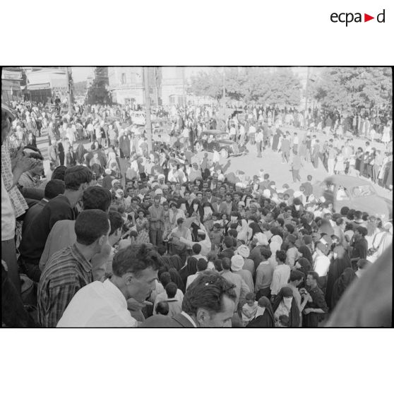 Manifestations devant le bureau de poste de Constantine à l'occasion de la proclamation d'indépendance de l'Algérie le 3 juillet 1962.