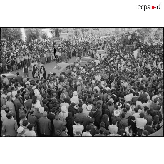 Manifestations devant le bureau de poste de Constantine à l'occasion de la proclamation d'indépendance de l'Algérie le 3 juillet 1962.