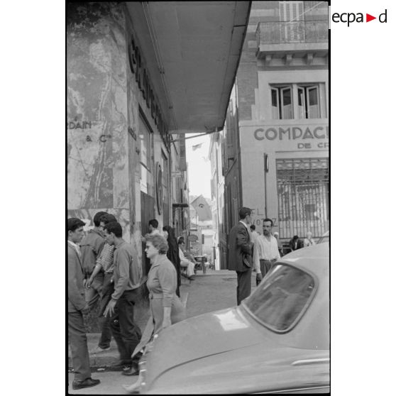 Manifestations dans les rues de Constantine à l'occasion de la proclamation d'indépendance de l'Algérie le 3 juillet 1962.