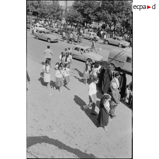 Manifestations dans les rues de Constantine à l'occasion de la proclamation d'indépendance de l'Algérie le 3 juillet 1962.