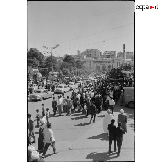 Manifestations dans les rues de Constantine à l'occasion de la proclamation d'indépendance de l'Algérie le 3 juillet 1962.