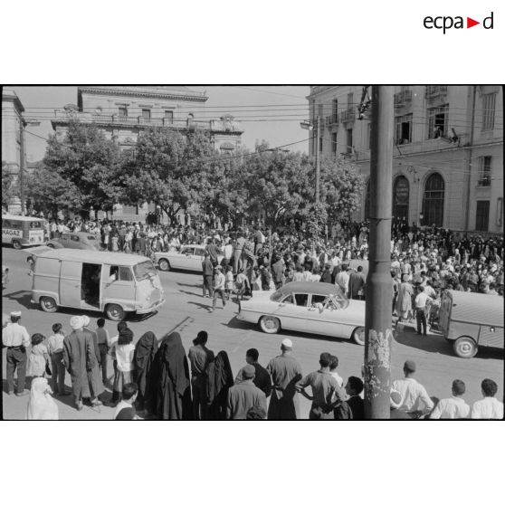 Manifestations devant le bureau de poste de Constantine à l'occasion de la proclamation d'indépendance de l'Algérie le 3 juillet 1962.