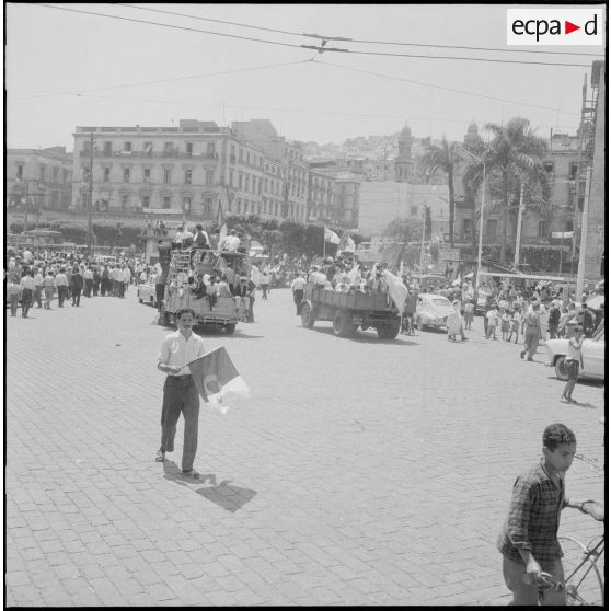 Les algérois fêtent l'indépendance de l'Algérie dans les rues d'Alger.