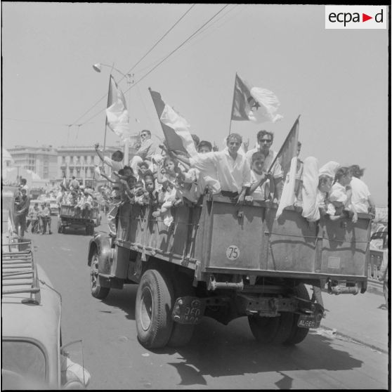 Les algérois fêtent l'indépendance de l'Algérie dans les rues d'Alger.