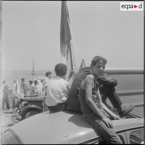 Les algérois fêtent l'indépendance de l'Algérie dans les rues d'Alger.
