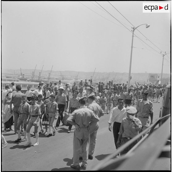Les algérois fêtent l'indépendance de l'Algérie dans les rues d'Alger.