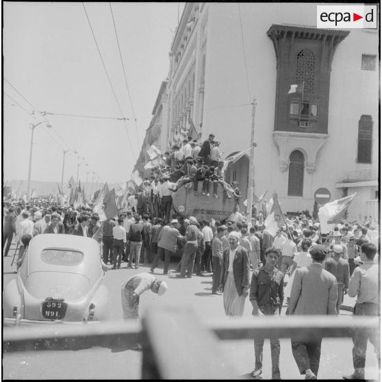 Les algérois fêtent l'indépendance de l'Algérie dans les rues d'Alger.