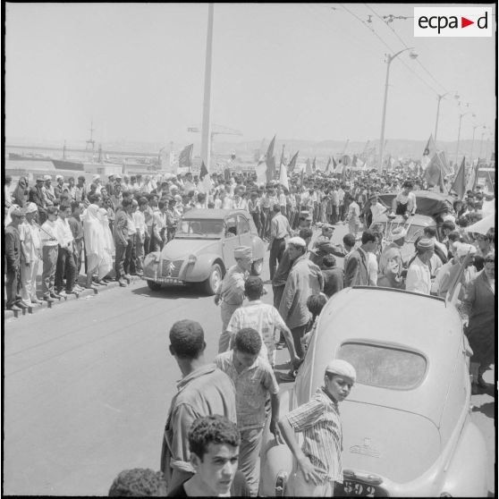 Les algérois fêtent l'indépendance de l'Algérie dans les rues d'Alger.