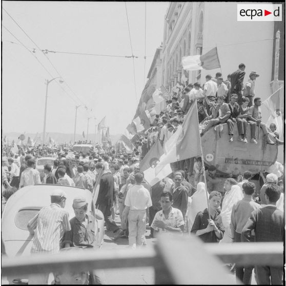 Les algérois fêtent l'indépendance de l'Algérie dans les rues d'Alger.