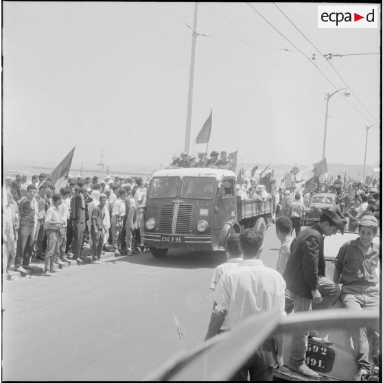 Les algérois fêtent l'indépendance de l'Algérie dans les rues d'Alger.