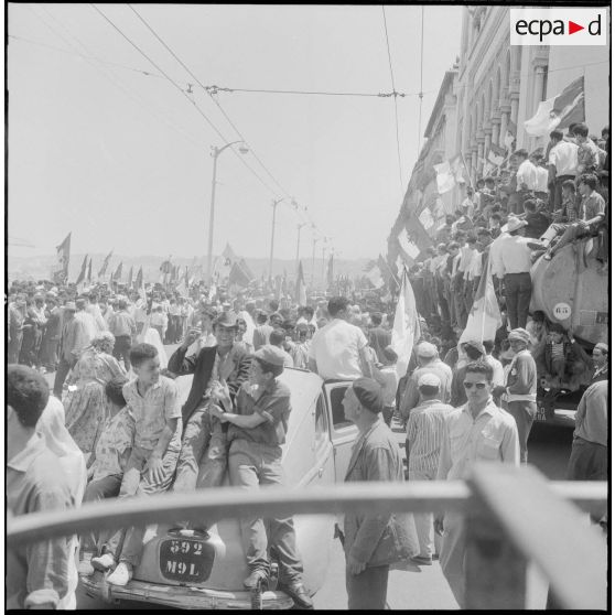 Les algérois fêtent l'indépendance de l'Algérie dans les rues d'Alger.