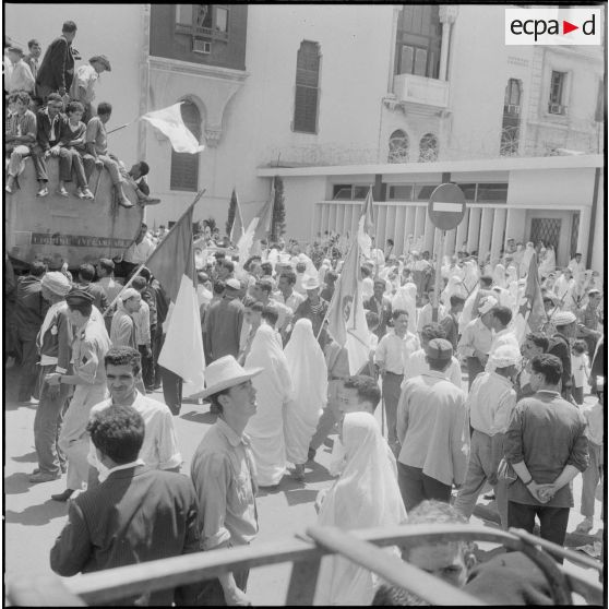 Les algérois fêtent l'indépendance de l'Algérie dans les rues d'Alger.