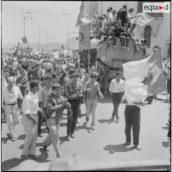 Les algérois fêtent l'indépendance de l'Algérie dans les rues d'Alger.