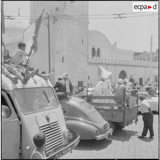 Les algérois fêtent l'indépendance de l'Algérie dans les rues d'Alger.