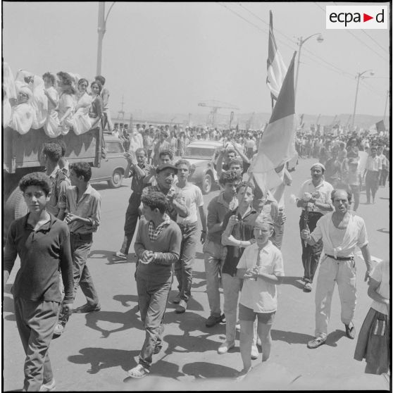 Les algérois fêtent l'indépendance de l'Algérie dans les rues d'Alger.