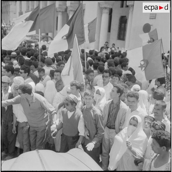 Les algérois fêtent l'indépendance de l'Algérie dans les rues d'Alger.