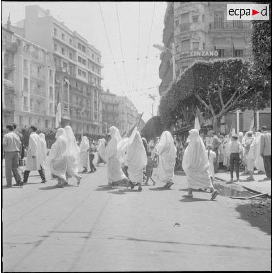 Les algérois fêtent l'indépendance de l'Algérie dans les rues d'Alger.