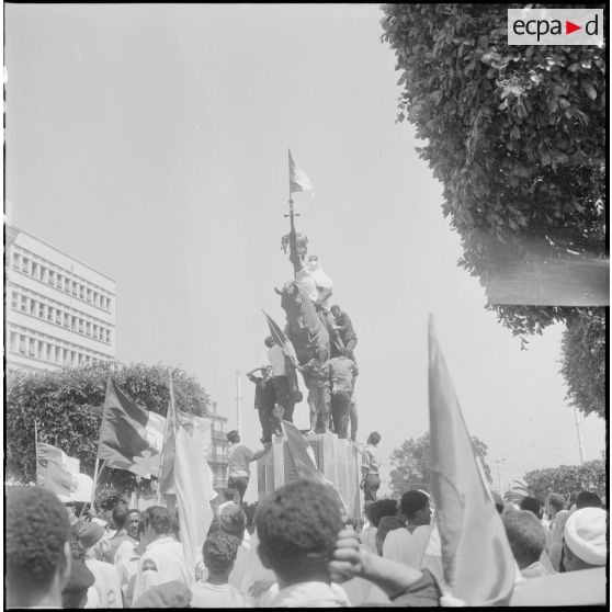 Les algérois fêtent l'indépendance de l'Algérie dans les rues d'Alger.