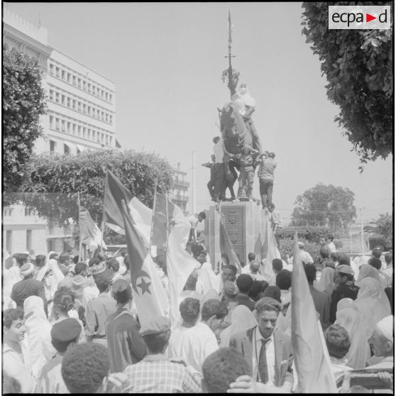 Les algérois fêtent l'indépendance de l'Algérie dans les rues d'Alger.