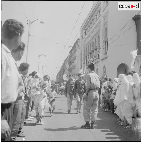Les algérois fêtent l'indépendance de l'Algérie dans les rues d'Alger.